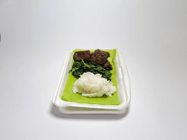 Dilimlenmiş et ve sebzeli pilav