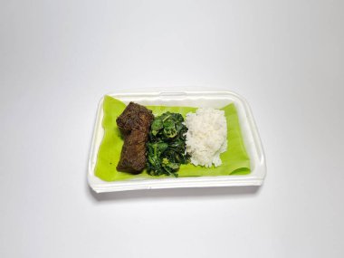 Dilimlenmiş et ve sebzeli pilav