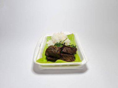 Dilimlenmiş et ve sebzeli pilav