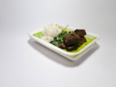 Dilimlenmiş et ve sebzeli pilav