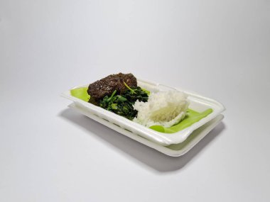 Dilimlenmiş et ve sebzeli pilav