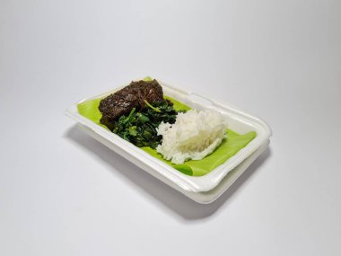 Dilimlenmiş et ve sebzeli pilav