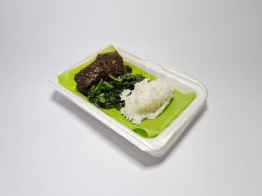 Dilimlenmiş et ve sebzeli pilav