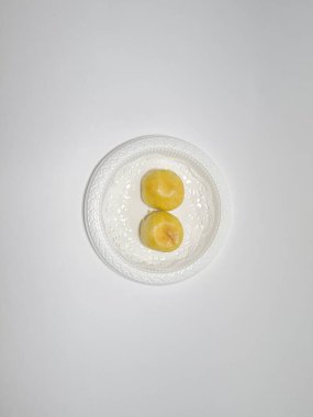 Bakpia adı verilen Endonezya yemekleri beyaza izole edilmiş.