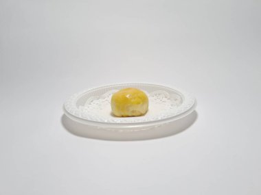 Bakpia adı verilen Endonezya yemekleri beyaza izole edilmiş.