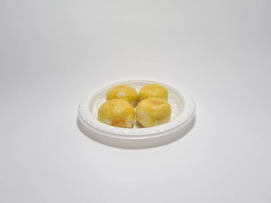 Bakpia adı verilen Endonezya yemekleri beyaza izole edilmiş.