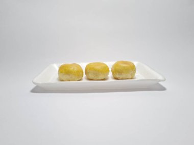 Bakpia adı verilen Endonezya yemekleri beyaza izole edilmiş.