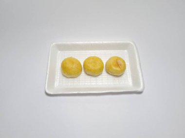 Bakpia adı verilen Endonezya yemekleri beyaza izole edilmiş.