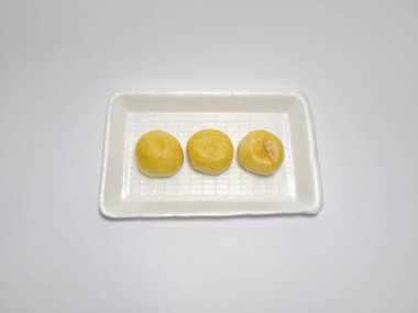 Bakpia adı verilen Endonezya yemekleri beyaza izole edilmiş.