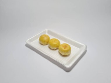 Bakpia adı verilen Endonezya yemekleri beyaza izole edilmiş.