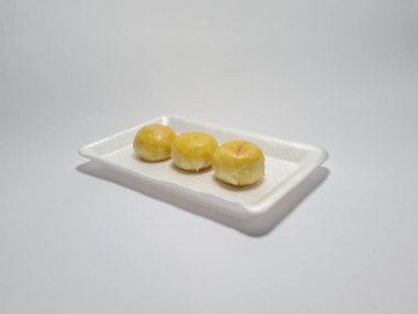 Bakpia adı verilen Endonezya yemekleri beyaza izole edilmiş.