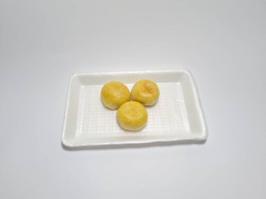 Bakpia adı verilen Endonezya yemekleri beyaza izole edilmiş.