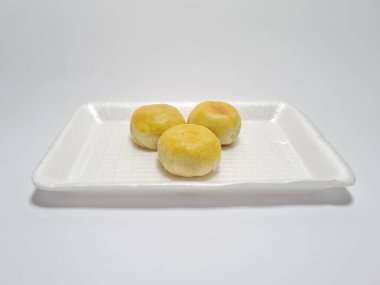 Bakpia adı verilen Endonezya yemekleri beyaza izole edilmiş.