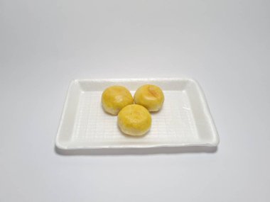 Bakpia adı verilen Endonezya yemekleri beyaza izole edilmiş.