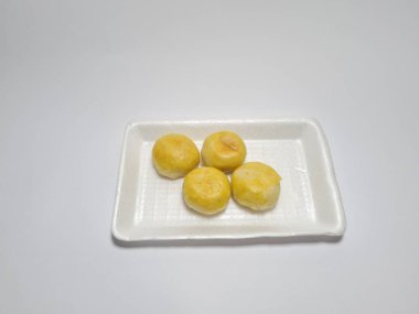 Bakpia adı verilen Endonezya yemekleri beyaza izole edilmiş.