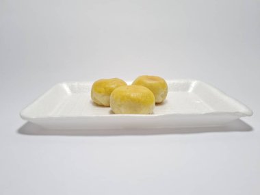 Bakpia adı verilen Endonezya yemekleri beyaza izole edilmiş.