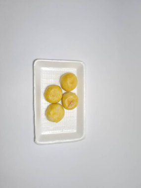 Bakpia adı verilen Endonezya yemekleri beyaza izole edilmiş.