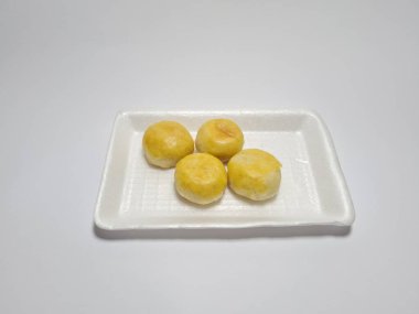 Bakpia adı verilen Endonezya yemekleri beyaza izole edilmiş.