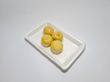 Bakpia adı verilen Endonezya yemekleri beyaza izole edilmiş.