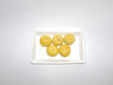 Bakpia adı verilen Endonezya yemekleri beyaza izole edilmiş.