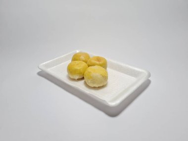 Bakpia adı verilen Endonezya yemekleri beyaza izole edilmiş.