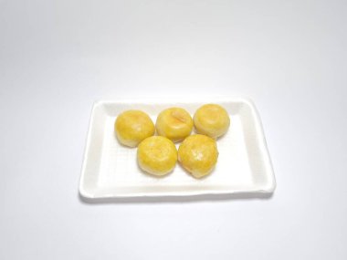 Bakpia adı verilen Endonezya yemekleri beyaza izole edilmiş.