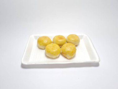 Bakpia adı verilen Endonezya yemekleri beyaza izole edilmiş.