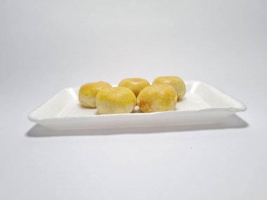 Bakpia adı verilen Endonezya yemekleri beyaza izole edilmiş.