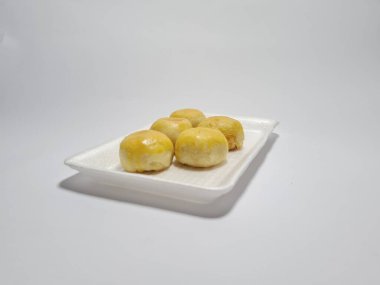 Bakpia adı verilen Endonezya yemekleri beyaza izole edilmiş.