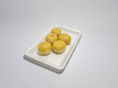 Bakpia adı verilen Endonezya yemekleri beyaza izole edilmiş.