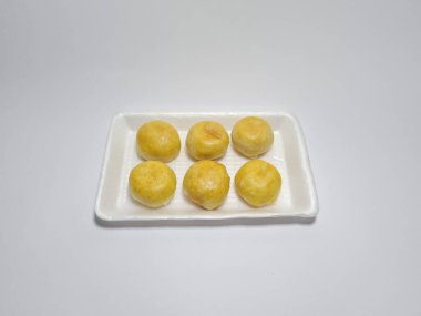 Bakpia adı verilen Endonezya yemekleri beyaza izole edilmiş.