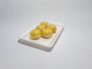 Bakpia adı verilen Endonezya yemekleri beyaza izole edilmiş.