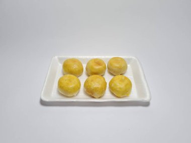 Bakpia adı verilen Endonezya yemekleri beyaza izole edilmiş.