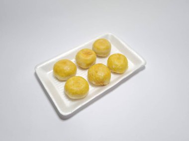 Bakpia adı verilen Endonezya yemekleri beyaza izole edilmiş.