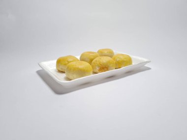 Bakpia adı verilen Endonezya yemekleri beyaza izole edilmiş.