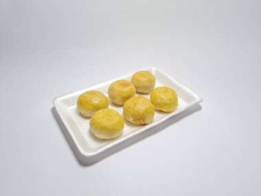 Bakpia adı verilen Endonezya yemekleri beyaza izole edilmiş.