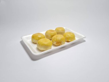 Bakpia adı verilen Endonezya yemekleri beyaza izole edilmiş.