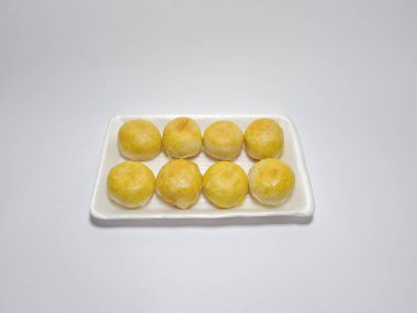 Bakpia adı verilen Endonezya yemekleri beyaza izole edilmiş.