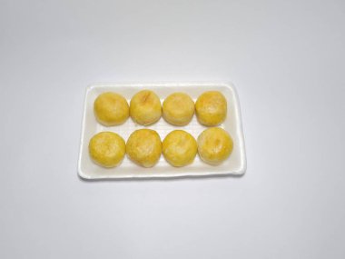 Bakpia adı verilen Endonezya yemekleri beyaza izole edilmiş.