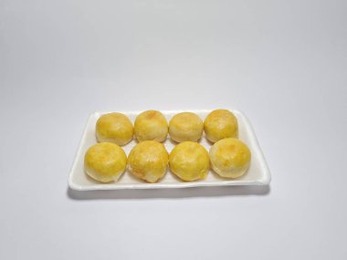 Bakpia adı verilen Endonezya yemekleri beyaza izole edilmiş.