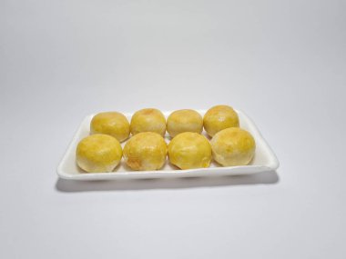 Bakpia adı verilen Endonezya yemekleri beyaza izole edilmiş.