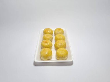 Bakpia adı verilen Endonezya yemekleri beyaza izole edilmiş.