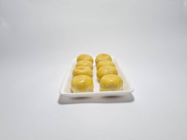 Bakpia adı verilen Endonezya yemekleri beyaza izole edilmiş.