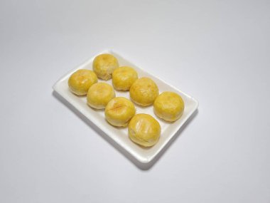 Bakpia adı verilen Endonezya yemekleri beyaza izole edilmiş.