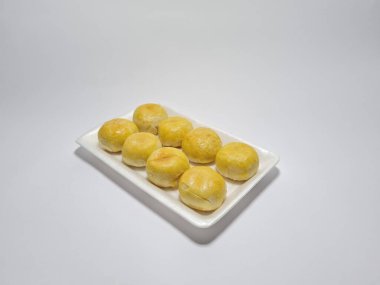 Bakpia adı verilen Endonezya yemekleri beyaza izole edilmiş.