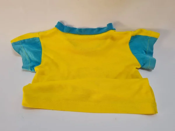 黄色の袖 白の背景を持つ綿で作られた幼児のシャツ — ストック写真