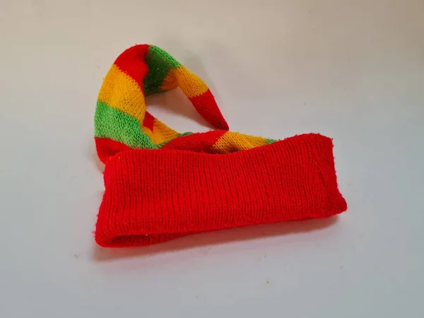 Καπέλο Νήπιο Από Νήμα Έντονο Κόκκινο Πράσινο Κίτρινο Σχήμα — Φωτογραφία Αρχείου