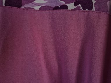 Soyut desenli kumaş arkaplanı kırmızı ve kırmızı renkli desenlerin kombinasyonuyla