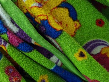 Renkli kombinasyonlara sahip katlanmış yeşil örtülü kumaşın soyut desenli arka planı