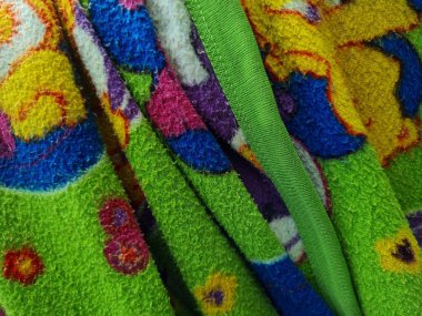 Renkli kombinasyonlara sahip katlanmış yeşil örtülü kumaşın soyut desenli arka planı